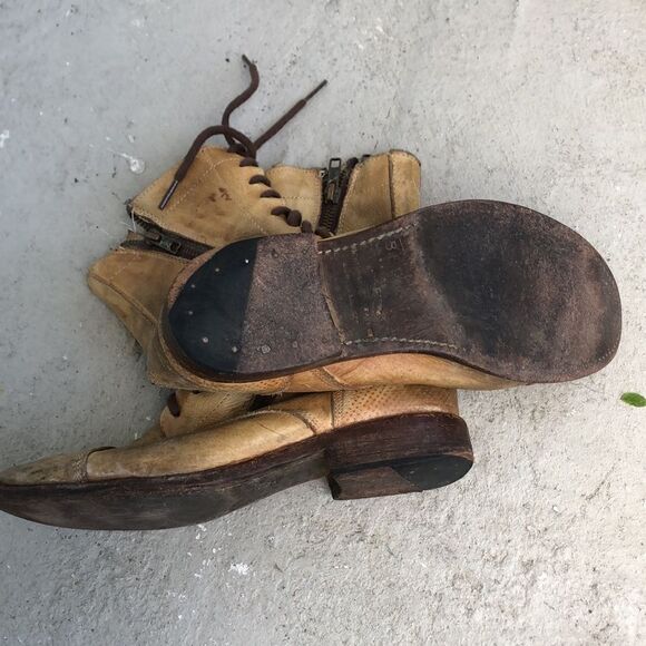 Distressed Bed/Stu boots - Picture 7 of 9